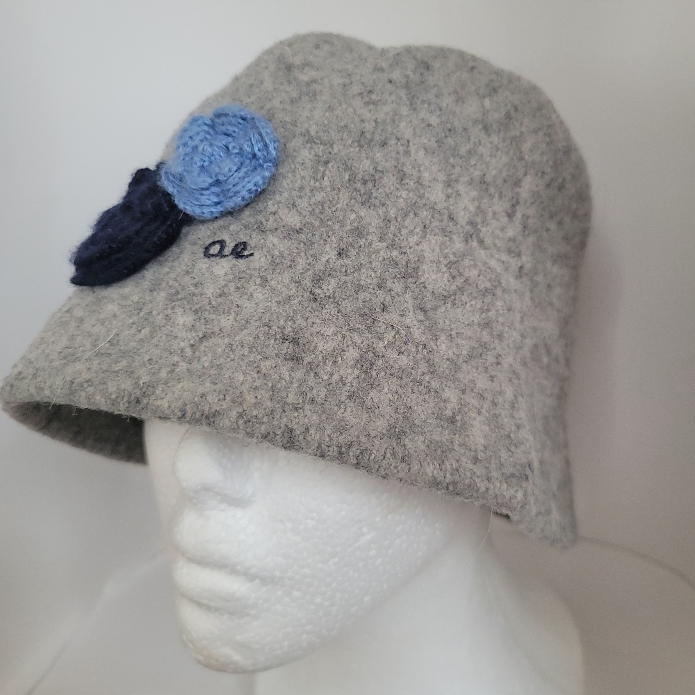 American Eagle Women's Bucket Hat Gray Knit Flower Accent Wool Blend